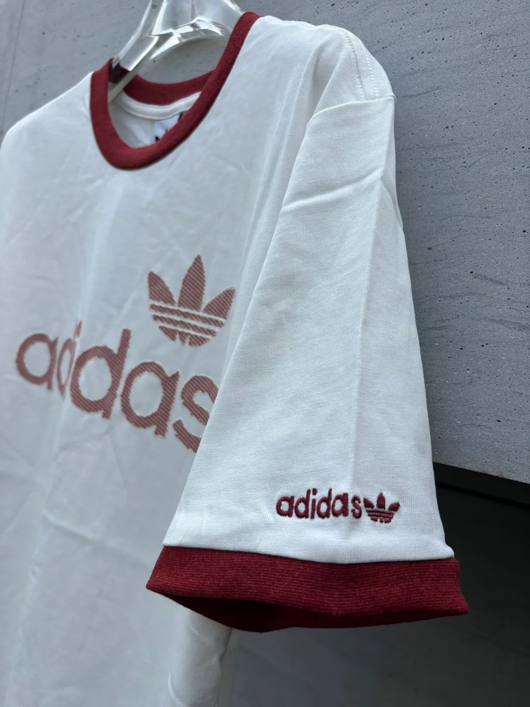 𝟬𝟱𝟰𝟰#Exclusive real shot/difference between various stolen pictures and online version on the market [𝗮𝗱𝗶𝗱𝗮𝘀Adidas Clover & Wang Hexi Same Style Contrast Retro T-shirt] ✅This Retro contrast T-shirt directly brings out the American Retro feel. Classic round neck contrast hemming design, white and red Dark Gray is available in two colors, no matter the skin color or body shape, the same style for men and women can be easily chosen as a couple's style! . ✅ Original mold opening, pure original/tag washed wheat ribbon individually coded/full set of 1:1 customized accessories ➕Customized three-label ➕𝗬𝘂𝗮𝗻 version of the tag ➕𝗹𝗼𝗴𝗼 packaging bag🔥 ➕Scan the QR code to enter the official website. Complete with three labels! Perfect Quality! Highly recommended! ✅Top version, ins Xiaohongshu Kuaishou = lots of bloggers’ outfits. ✅Adi’s absolute Hot Sale star Same Style details are online, feel free to compare! The iconic Adidas logo embellishes the chest, highlighting the brand's charm. Fixed color and classic three-bar stripes, classic will never go out of style! Versatile is not picky, the original model is perfect for the upper body, so buy it with your eyes closed! ✅Easily adaptable to various sports or daily leisure scenes. Whether you are running for fitness or hanging out on the street, it can keep you full of energy without losing the sense of fashion. ✅Complete sizes to meet the needs of different body shapes! Color; White Size S-XXL